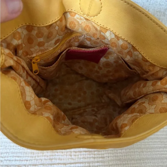 HOBO brand Yellow Leather Crossbody drawstring bag 9.5x7 - Picture 6 of 8